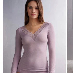 Intimissimi tröja  -  Gullig lila tröja från intimissimi i storlek s. Passar mig som vanligtvis har storlek xs i kläder. Använd 1 gång 💜 köpt för 450kr. 