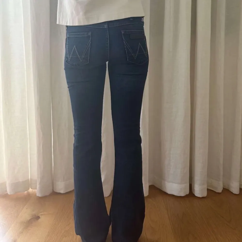Jätte fina lågmidjade bootcut jeans ifrån wrangler 💗 säljer pga att dem ej kommer till användning längre 💞. Jeans & Byxor.