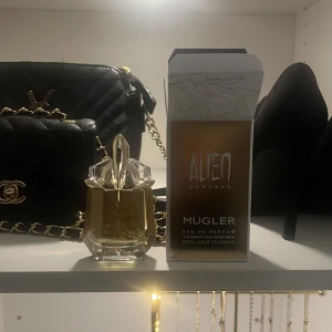parfym  - MUGLER Alien Goddess - Eau de Parfum 30ml Toppnot: Italiensk bergamott, kokosnötsvatten Hjärtat: Sambac Jasmine, Heliotrope Basnot: Bourbon Vanilla, Cashmeran . endast tagit två sprut 