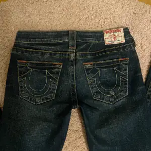 Lågmidjade true religion jeans i fint skick. Innerben: 82cm Midja: 80cm