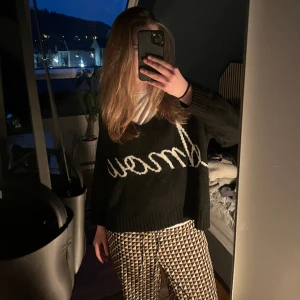 Svart stickad tröja  - Säljer denna skit häftiga svarta stickad tröjan där det det står amour på, använd cirka 2 gånger 