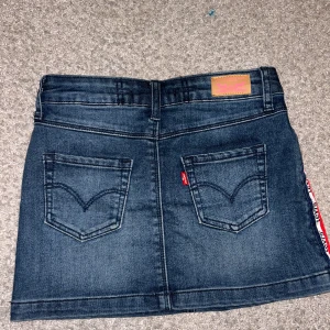 Levis kjol - Levis kjol köptes för 649 säljs för 300kr Priset kan diskuteras
