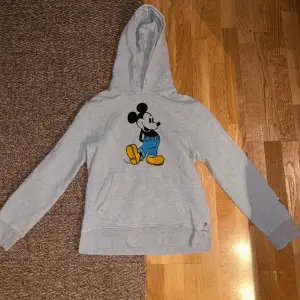 Säljer denna coola Levis X Disney hoodie då den ej används. Ny pris 800. Säljer för 150, pris kan diskuteras. Condition 8/10 Size S, unisex. Skriv för funderingar, frågor. 
