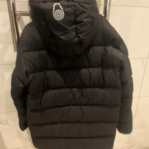 Sail racing jacka - Säljer en underbar vinterjacka som har blivit liten på mig. Skick 10/10 nästa helt ny storlek s. Priser går att diskutera