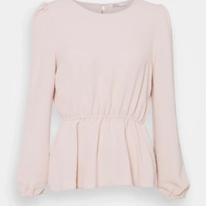 Only tröja  - så söt tröja från märket only! köpt 2023 men har aldrig använt, slut i alla storlekar på zalando. köpt för 349kr men säljer för 100+ frakt. kom privat för mer bilder☺️