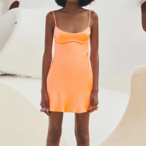 Zara Klänning 🧡 - Så fin orange klänning ifrån Zara! Har tyvärr inte kommit till användning mer än en gång och säljer därför den 🫶🏼 