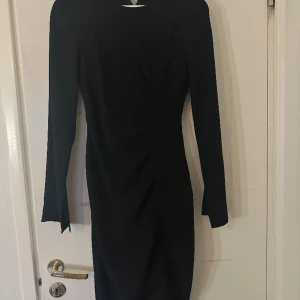 Svart klänning - Svart tight klänning från ginatricot. Storlek xs.