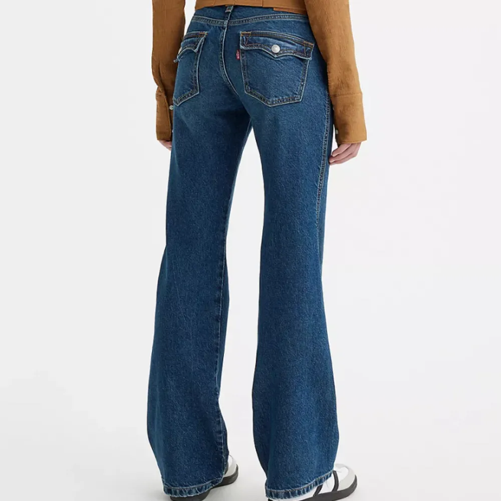 Säljer ett par helt nya lågmidjade Levis jeans. w25 L30/ca 67cm i midja, 76cm innerben (står L32, men troligtvis fel)  Nypris 1319kr. Jeans & Byxor.