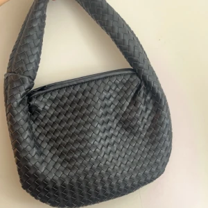 Virala nakd väskan  - Den fina väskan från nakd säljs för att jag har två likadana, använd enstaka gånger så den är som ny. Nypris :599kr