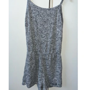 Playsuit  - Knappt använd, storlek 146/152