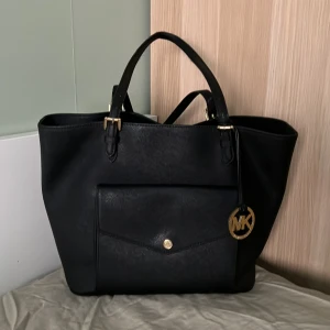 Michael Kors shopping väska - Äkta MK svart shopping väska köpt för några år sen på Miinto. Storlek 37x28. Välanvänd men fortfarande i fin skick. Kompakt, praktisk och utrymme ganska mycket. Älskade den! Men nu måste jag rensa lite..