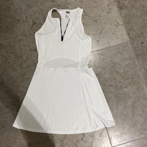 Tennisklänning stronger - Jättefin och knappt använd Tennisklänning från stronger, superfin öppen rygg och tillhörande shorts.