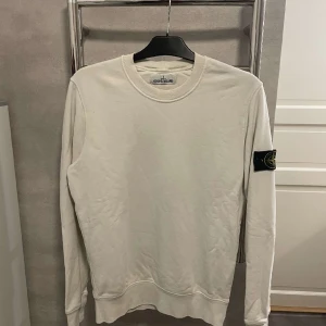 Stone island sweatshirt  - Tjena! Säljer en stone island sweatshirt storlek S. Bra skick 