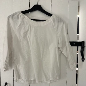 blus - vit plus med trekvartslånga ärmar från na-kd💘