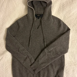 Kashmir och merino hoodie från Paul costelloe - Säljer tröjan för att den inte passar, det är en mix mellan kashmir och merinoull