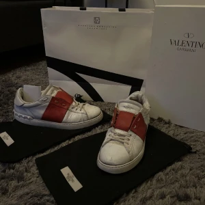 Valentino open - Säljer mina Valentinos som jag har Säljer mina valentinos som jag använt ett tag som ni ser på bilderna, skulle säga att de är i skick 6/10. Äkthetsbevis finns! skriv till mig angående det eller andra frågor! Pris kan diskuteras!!