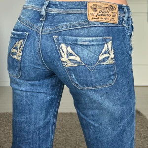 Diesel jeans - midjemått: 37cm rakt över, innerbenslängd: 80cm 💗 