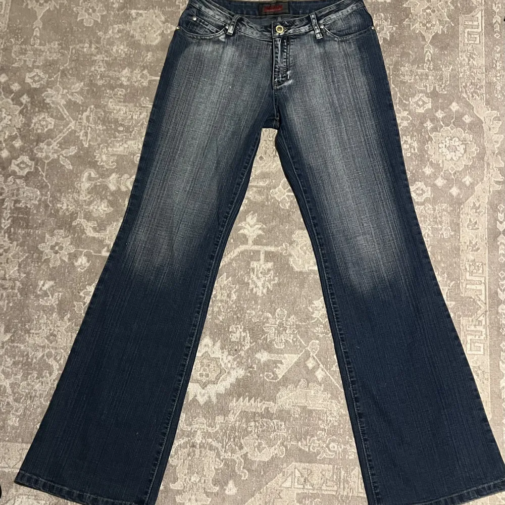 Så snygga lågmidjade jeans, storleken är ”XL” men dom är inte sana i storleken och sitter som en S. Köparen står för frakten💗. Jeans & Byxor.