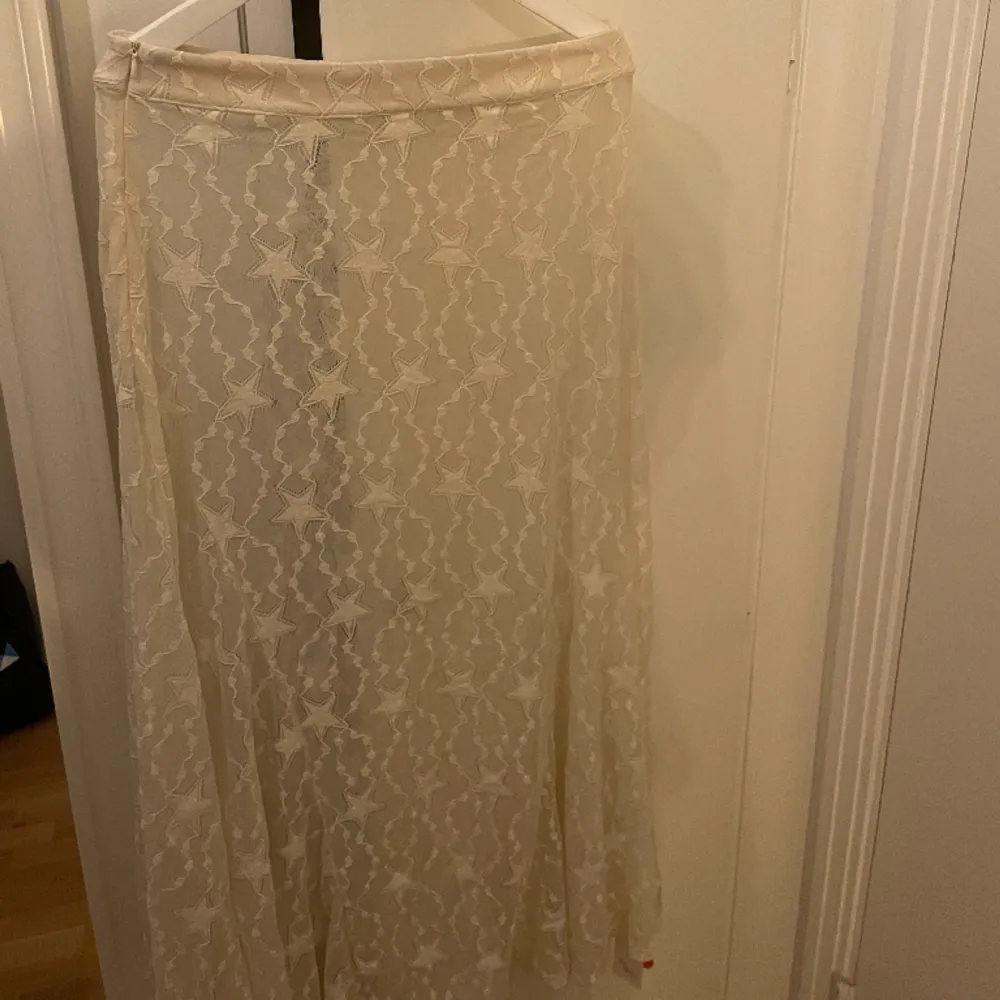Detta är en lång kjol med stjärnmönstet, kjolen är till för att vara lie genomskinlig🌟 använd en gång 🩷passar M/L. Kjolar.