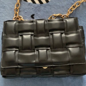 bottega venetta 🥰 - Hej säljer en jätte fin bottega venetta väska. Bra skick helt ny 