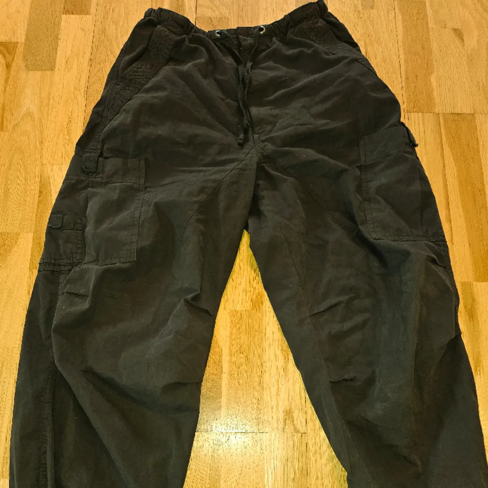 Khaki Jaded London Parachute Pants i Storlek S Unisex. Jeans & Byxor.