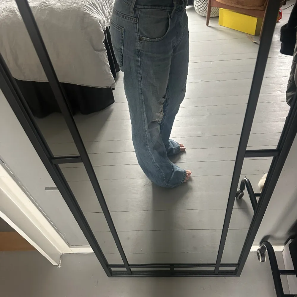 Blåa baggy/bootcut jeans från Lee. Säljer då de är för stora på mig. Långa och snygg tvätt. . Jeans & Byxor.