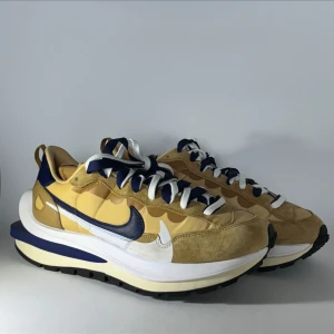 Nike Vaporwaffle sacai Sesame Blue Void - Nike Vaporwaffle sacai Sesame Blue Void Skick: DSWT Storlek: US 11, EU 45  Vid önskan om fler bilder eller andra frågor är det bara att hojta till!