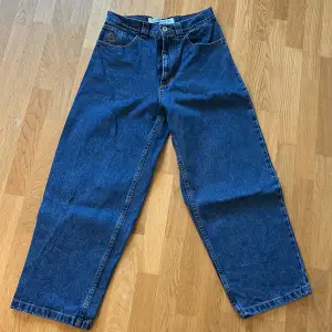 Det är ett par mörkblå polar big boy jeans i storleken xs. De är självklart äkta och inga skador. Nypris ca 1300 Säljer pågrund av att jag tröttnat på dem. Finns även andra färger på min profil.