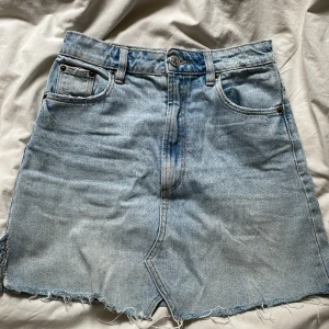 jeanskjol - kort blå jeanskjol från zara💙lätt att styla till och najs att ha i sommar 