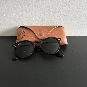 Ray-ban solglasögon - Säljer nu dessa Ray-Ban solglasögon i färgen svart med mörkgrönt glas.  Köpta för lite mindre än ett år sedan och är i mycket bra skick. Samt sparsamt använda. Nypris: 1600 kr  Låda och allt där till ingår såklart. Vid fråga är det bara och skriva.  