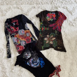 Tröjor från Desigual - Tre tröjor från Desigual. Fint skick. De med kort ärm är i stl XS och den andra stl S. Köp en för 50kr/ st eller alla tre för 100kr