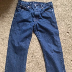 Mörkblå Hope Jeans  - Ett par mörkblå Hope Jeans storlek 29 i bra skick 