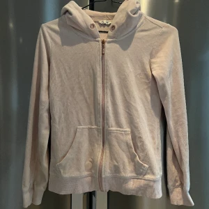 Hoodie  - Ljusrosa zip hoodie från Cubus. Hoodien saknar band tyvärr. 