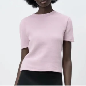 ljusrosa stickad t-shirt - superfin ljusrosa tröja från zara i perfekt skick, säljer eftersom jag inte får användning för den 💕 tröjan är i storlek s och går ej att köpa längre tryck på köp nu om ni inte har nån fråga💕