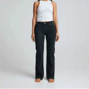 Jeans svarta   - Jeans från bikbok som blivit för små. Fint skick, nypris 699💕 