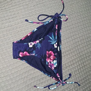 Blommig bikini underdel  - Endast testade  Lappen är bortklipt,tror dom är från bikbok 
