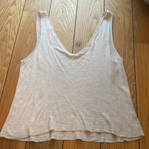 Linne  - Ett fint cremefärgat linne som är perfekt till sommaren i utmärkt skick💕😍