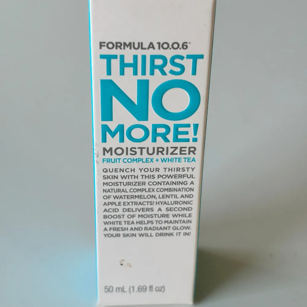 Formula 10.0.6 Thirst No More Moisturizer är en återfuktande anisktskräm. Den innehåller hyaluronsyra som tillför fukt. Huden lämnas mjuk och med en ny lyster. . Övrigt.
