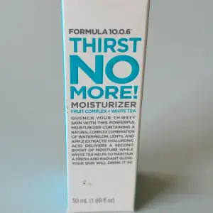 Formula 10.0.6 Thirst No More Moisturizer är en återfuktande anisktskräm. Den innehåller hyaluronsyra som tillför fukt. Huden lämnas mjuk och med en ny lyster. 