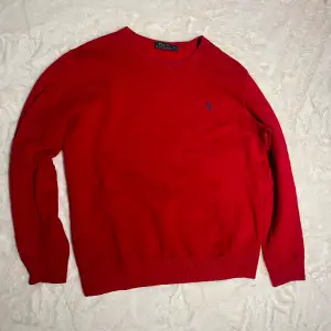 Röd tröja från Ralph lauren, mycket bra skick. 