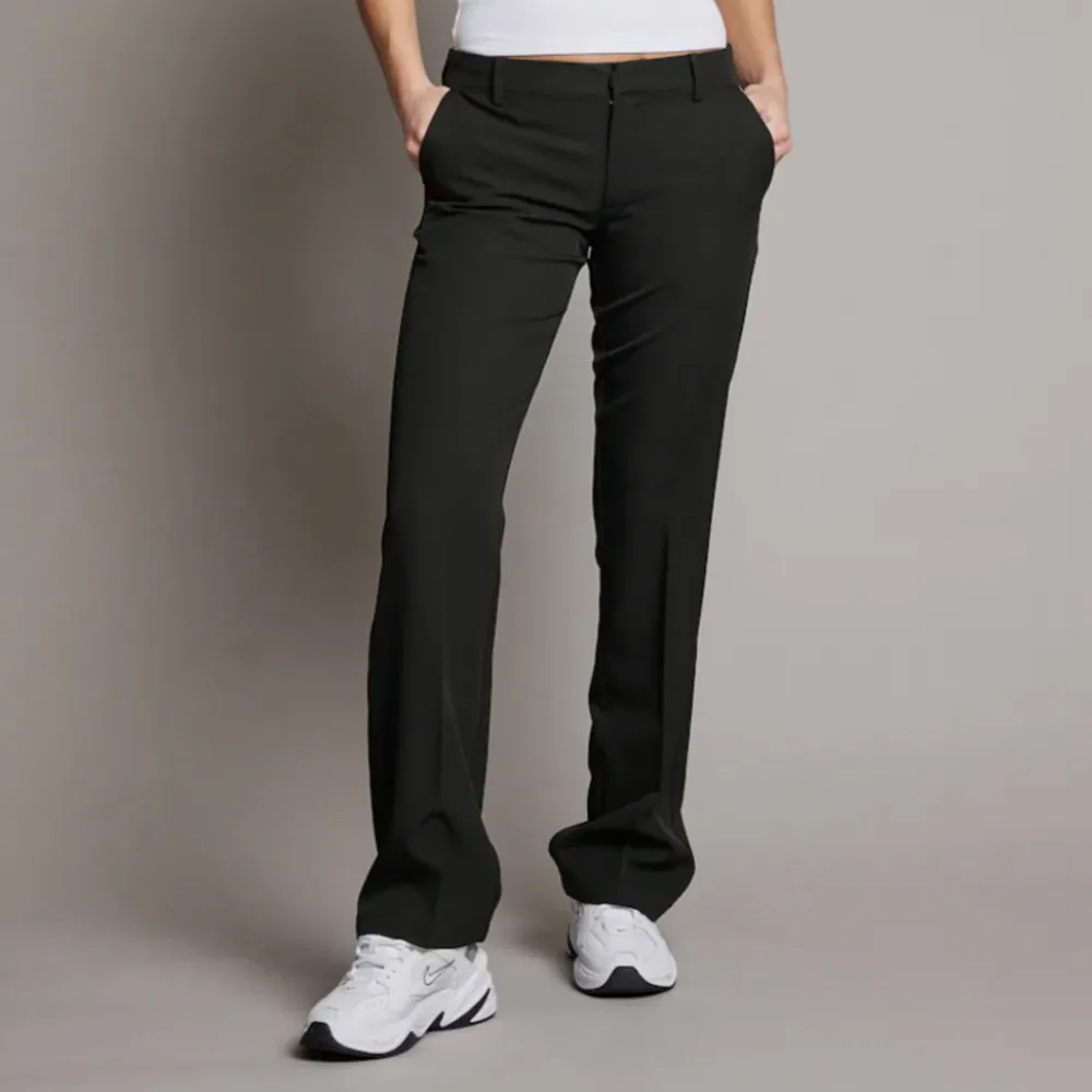 Lågmidjade kostymbyxor från bikbok i modellen vera, säljer eftersom dom är lite stora för mig men kan även tänka mig att byta med en 34👍. Jeans & Byxor.