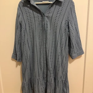 Söt blå klänning - Söt blå klänning perfekt till sommaren. Från Free/Quent i storlek L men passar även S och M.