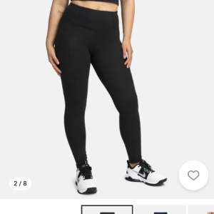 snygga tights med ficka bak och reflexer på benen, perfekta för löpning eller annan träning. sparsamt använda i mycket bra skick, köpta för 499 och säljer för 100!