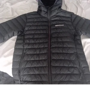 Peak jacka  - Helt ny snygg peak jacka perfekt nu till vår ! Nypris 2600