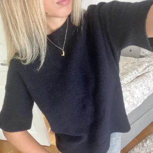 COS tröja - Säljer denna superfina kortärmade stickade tröjan som är köpt här på plick🌟. Använt skick och passar perfekt nu till våren. Storlek M men passar även S. Hör av er för fler bilder och frågor! (Bilderna är från tjejen jag köpte tröjan av)