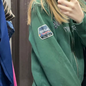 Grön Sail racing tröja - Grön Sail racing tröja i bra skick. Skriv för fler frågor🥰köparen står för frakten 