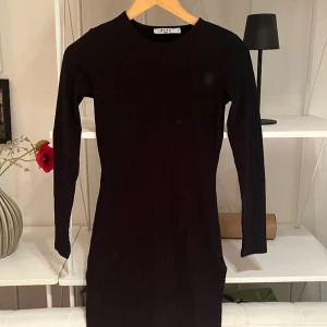 Klänning  - Klänning till alla tillfällen🖤 figursydd med snygg passform🌟