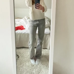 Gråa jeans!!  - Gråa jeans från Gina tricot! Super snygga men kommer ej till användning! Köpta för 499 men säljer för 200kr + frakt. Bra skick!  🩷🩷
