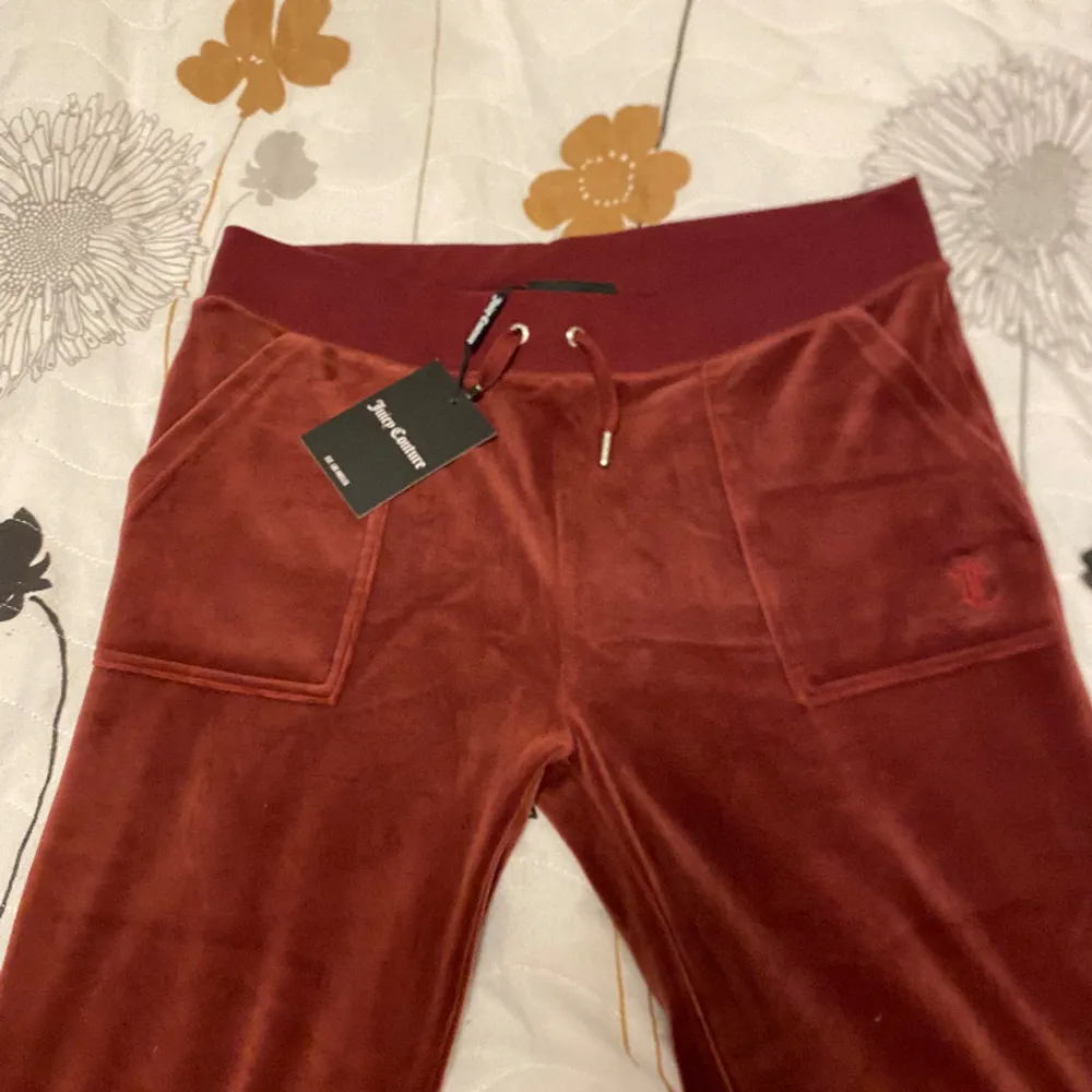 Oanvända helt nya röds Juciy byxor. Köpta på Åhléns. Nypris 1200kr. . Jeans & Byxor.