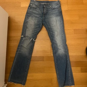 Lågmidjade levisjeans - Säljer mina favoritjeans då dom tyvärr inte passar längre 🥲🥲 lågmidjade o bootcut, går precis ner till marken på mig som är 168 💓